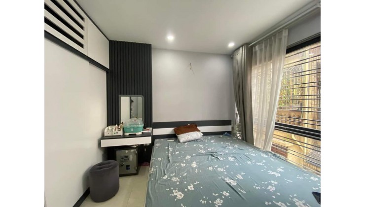 Bạn có biết đây là nhà riêng VIP nhất phố Nguyên Hồng, Đống Đa - 36m2, 6 tầng - Sổ đỏ chính chủ